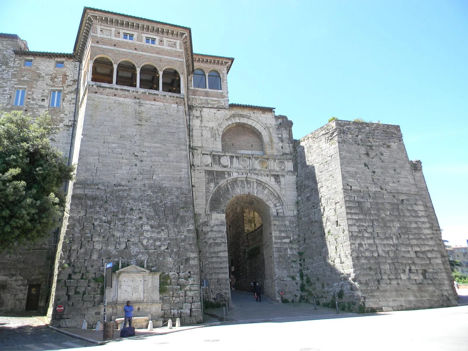 L'Arco Etrusco di Perugia con i grandi blocchi in travertino, le due torri laterali e la loggia rinascimentale in cima