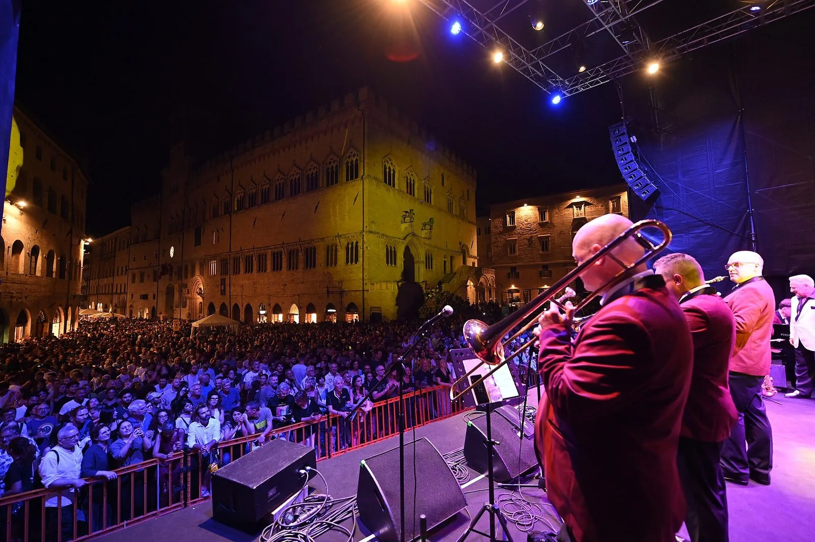 Concerto serale di Umbria Jazz in Piazza IV Novembre a Perugia, con il pubblico davanti al palco e il Palazzo dei Priori illuminato